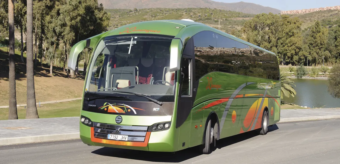 Autocar de Autocares J. Domínguez en carretera