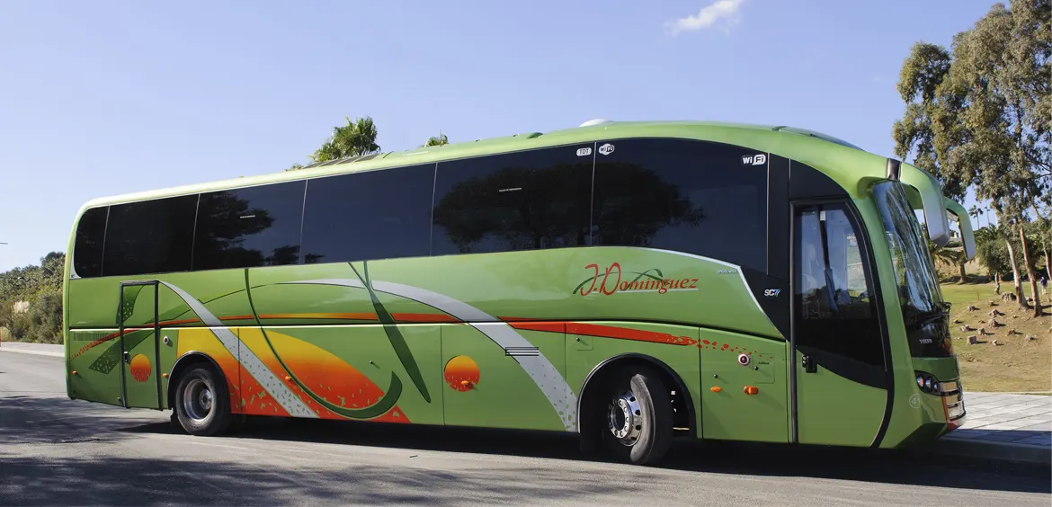 Autocar verde de J. Domínguez