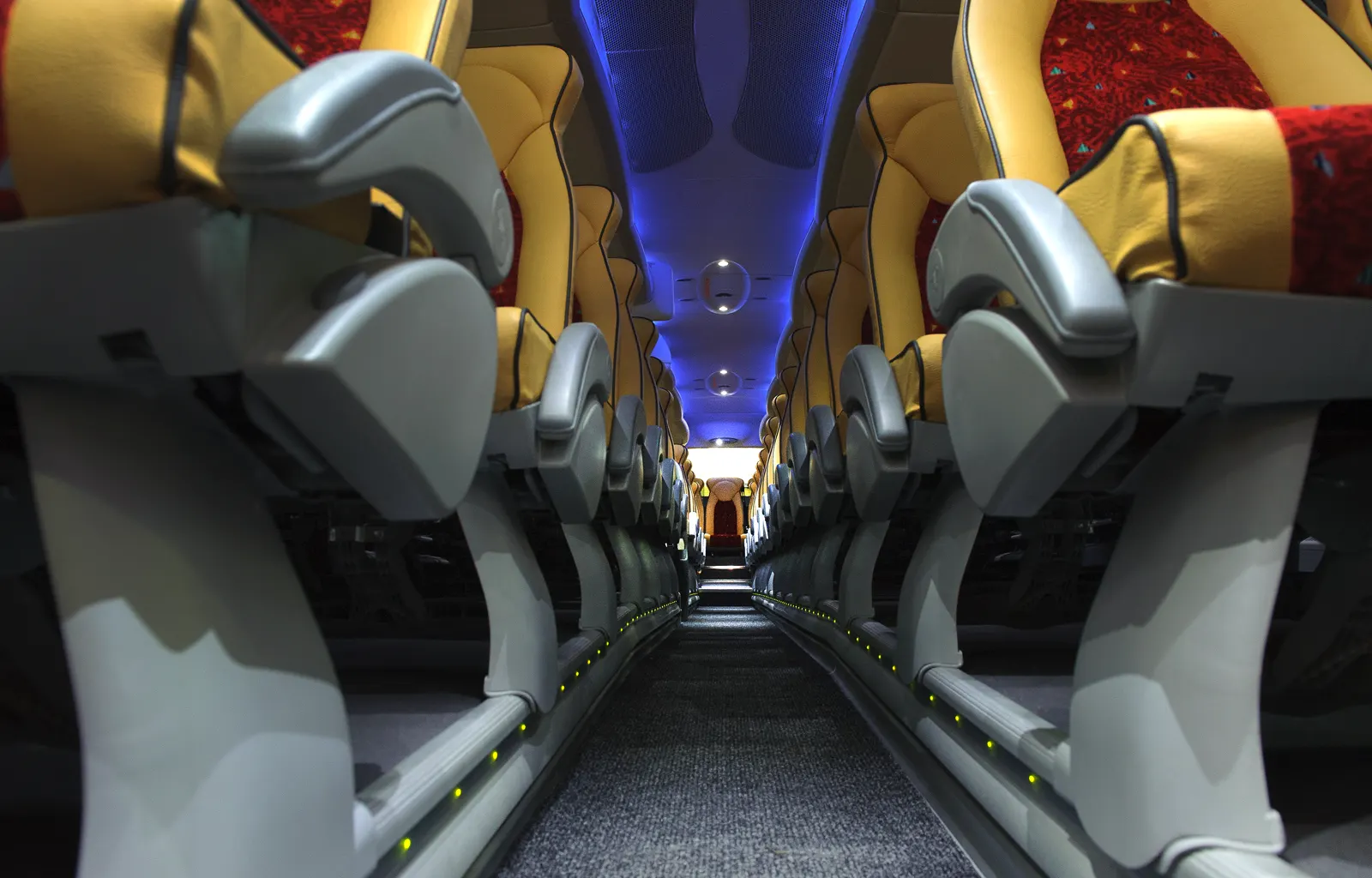 Interior de un autocar con butacas de cuero e iluminación